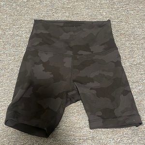 lululemon six inch shorts